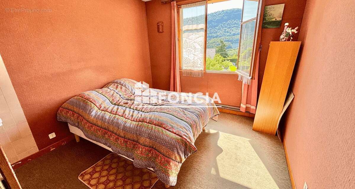 MONTAGNOLE Maison esprit savoyarde sur 1 400 m2 de terrain arboré, bien exposée et vue dominante - photo 7