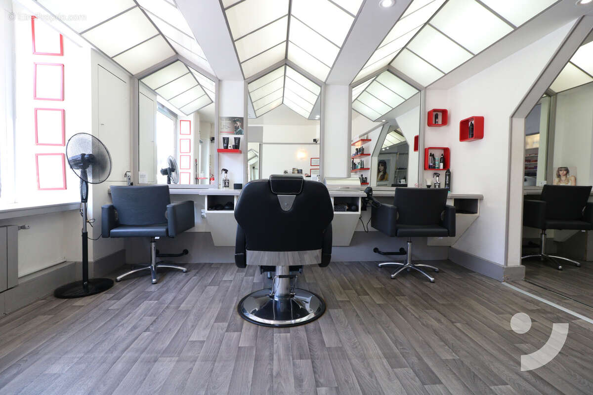 Salon de coiffure équipé à vendre   Faible loyer   Magenta - photo 4