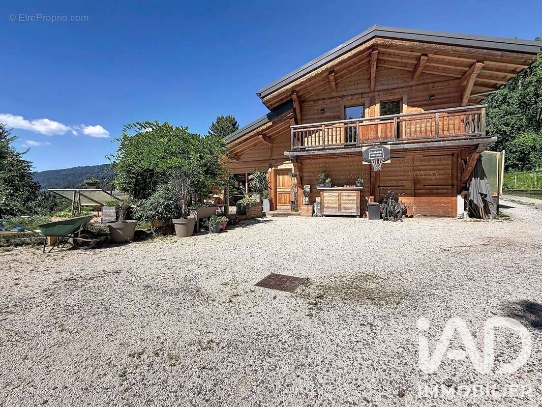 188 m² à Araches-La-Frasse  - photo 2