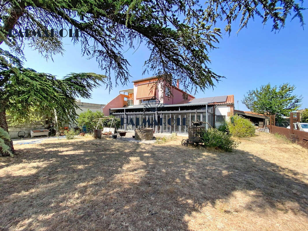Maison 328 m² à Pia  - photo 2