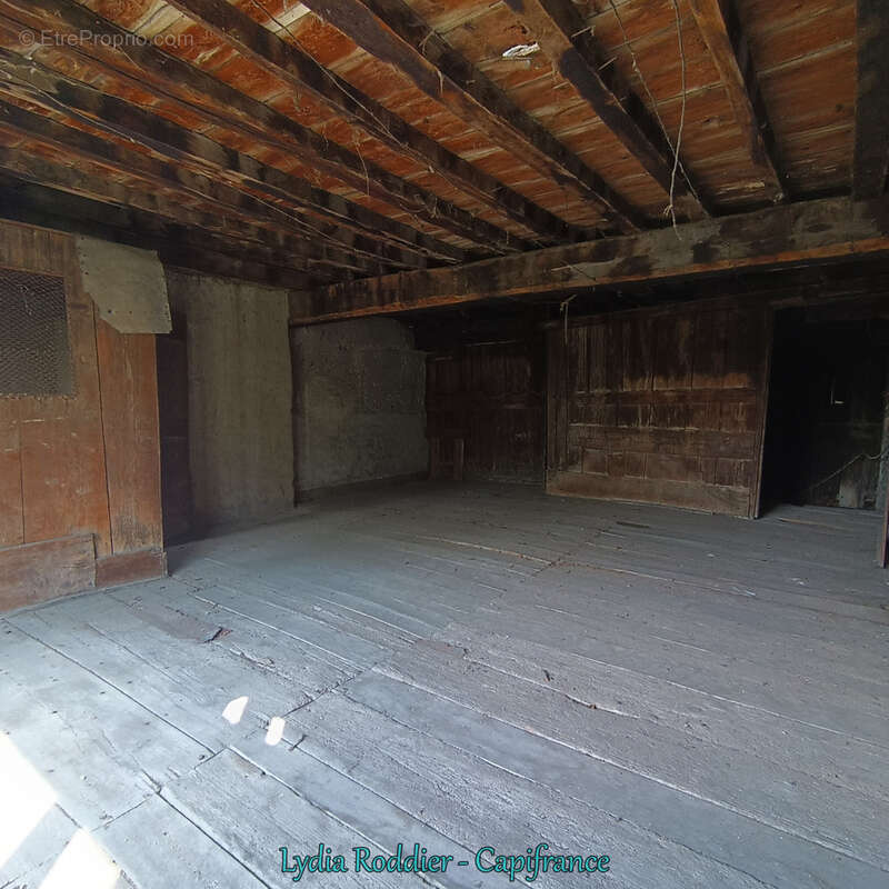 Maison à colombage - 240 m2 à rénover sur 5 niveaux à Maringues-63350 - photo 14