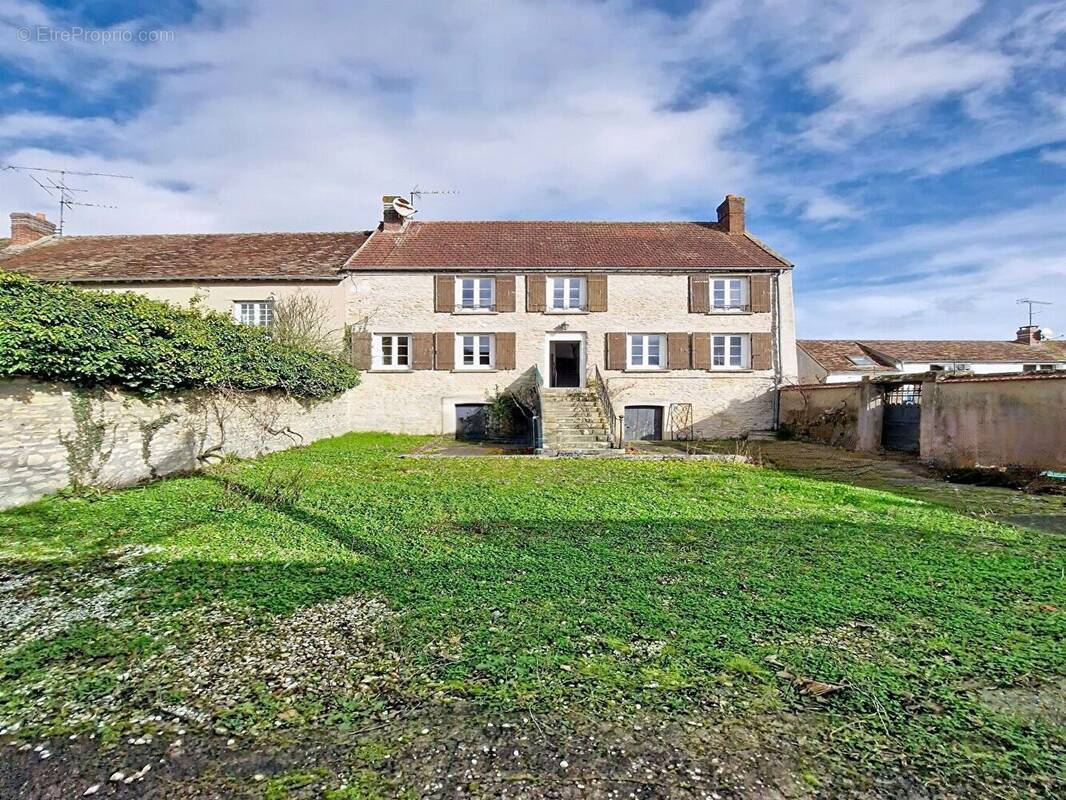 Maison à BRAY-ET-LU