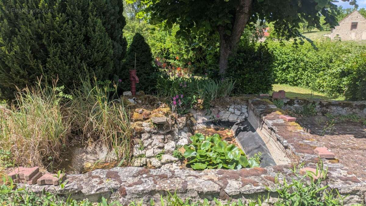 Sur Montaigu le blin, longère et dépendances - photo 7