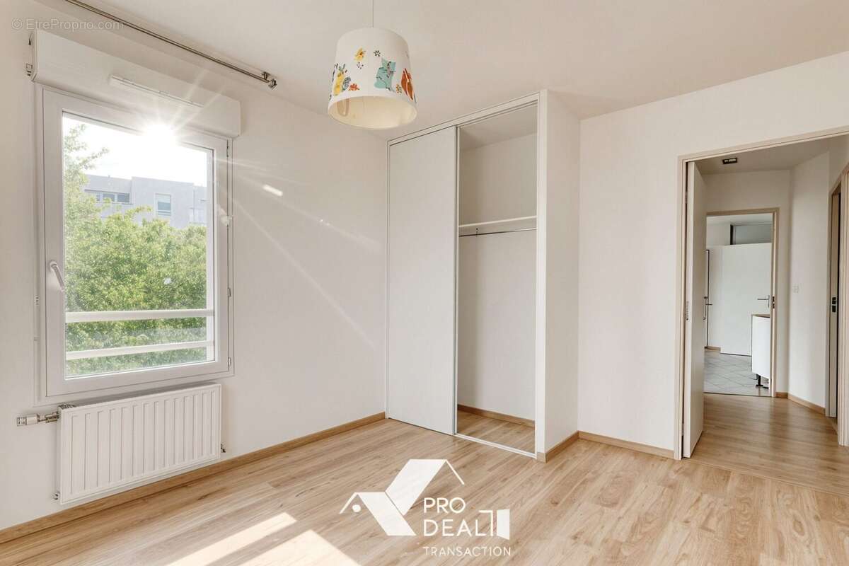Appartement 77 m² à Saint-Priest  - photo 8