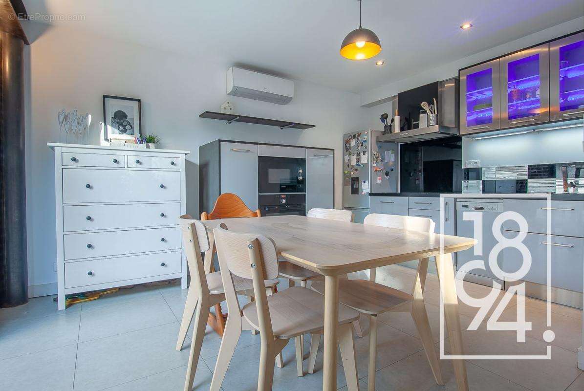 Maison à LE PUY-SAINTE-REPARADE