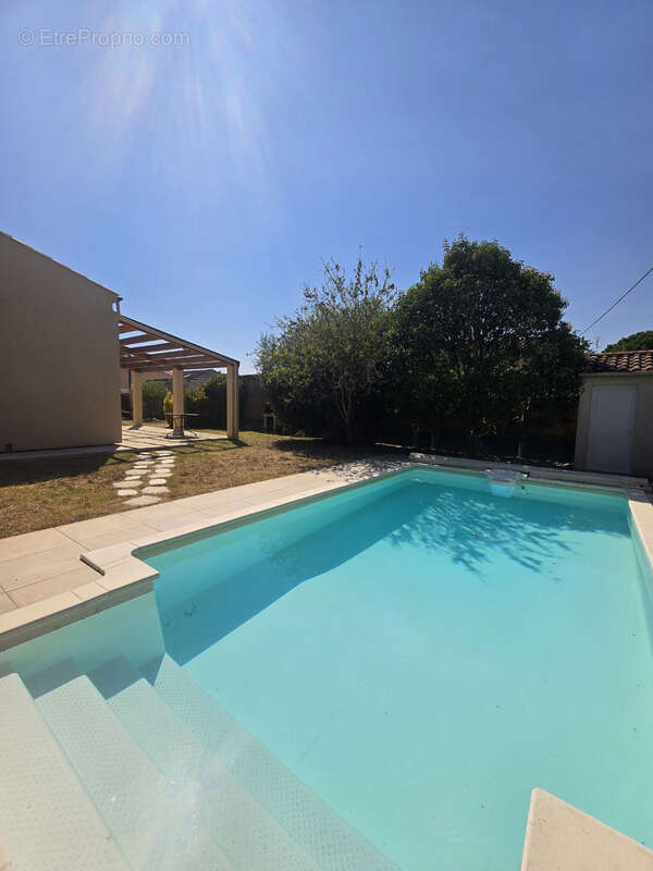 Maison à ENTRAIGUES-SUR-LA-SORGUE