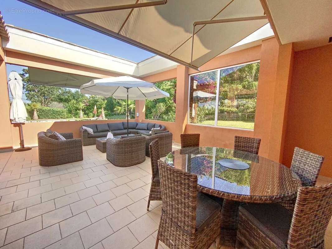 Maison à MANDELIEU-LA-NAPOULE