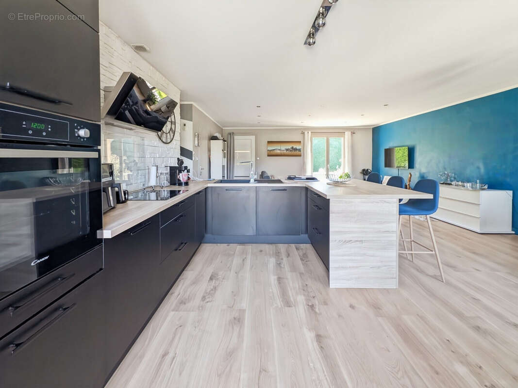 Cuisine conviviale  21.3 m2 - Maison à BLACE