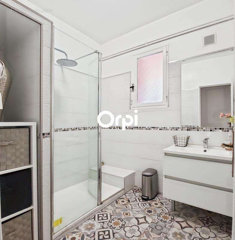 Villa de plain-pied avec piscine, dépendance et terrain plat de 995 m² - photo 7