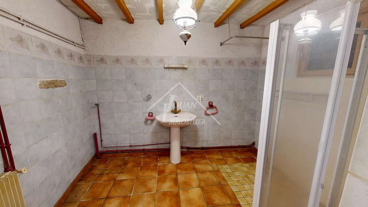 Maison à rénover avec jardin et grange - photo 9
