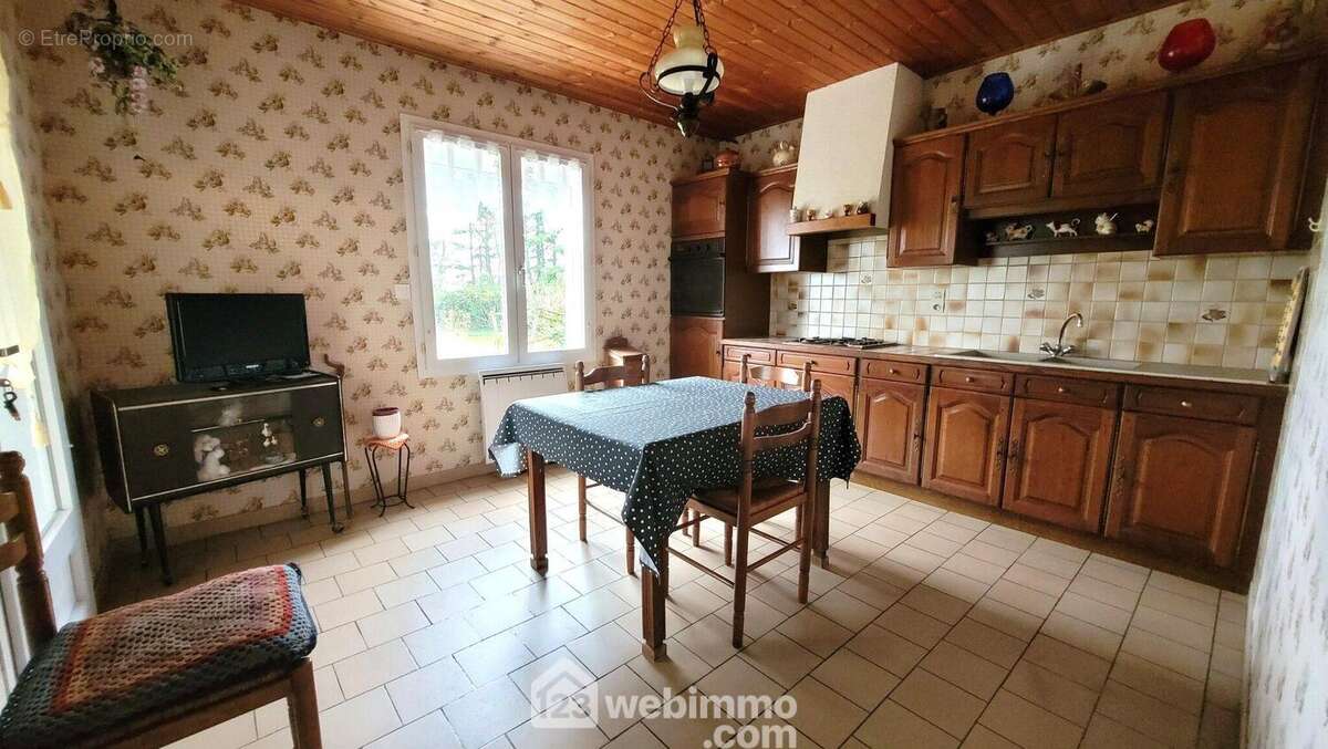 Une cuisine traditionnelle également ouverte sur la véranda - Maison à LONGEVILLE-SUR-MER
