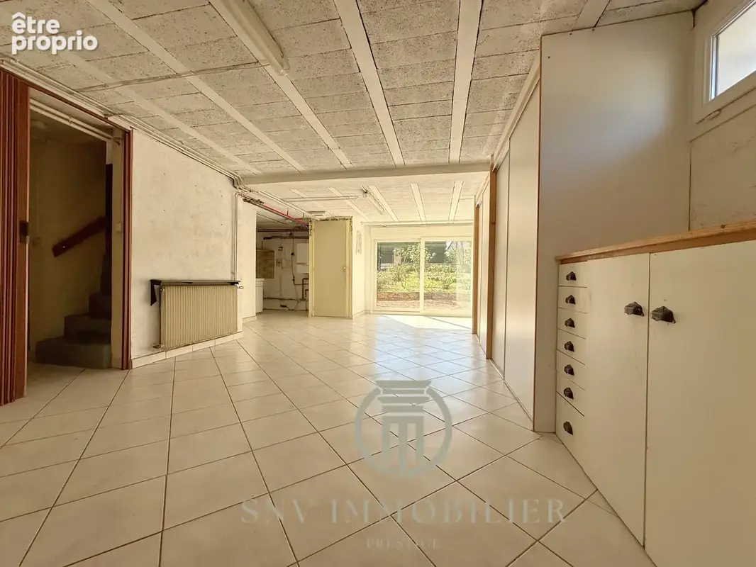 Maison 4 chambres, grande  pièce de vie avec terrasse, garage, cave et grand jardin dans un quartier résidenti - photo 13