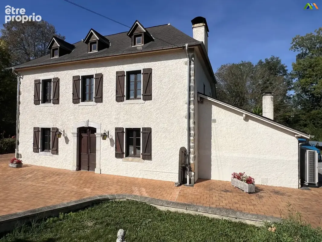 Facade principal en face des montagnes