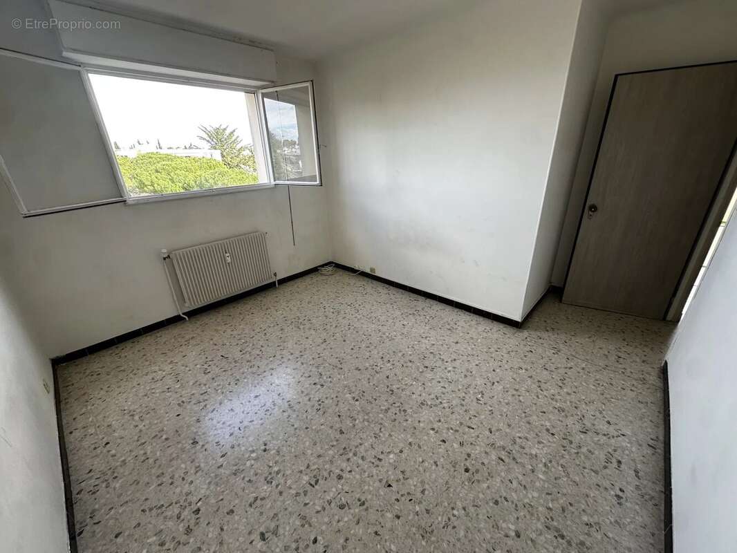 Dernier étage, avec balcon vue degagée, une cave et parking. - photo 5