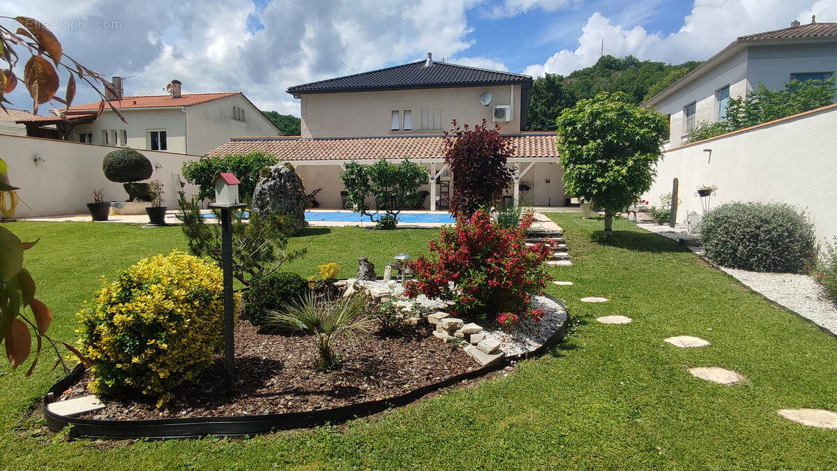 Maison à MONTAIGU-DE-QUERCY