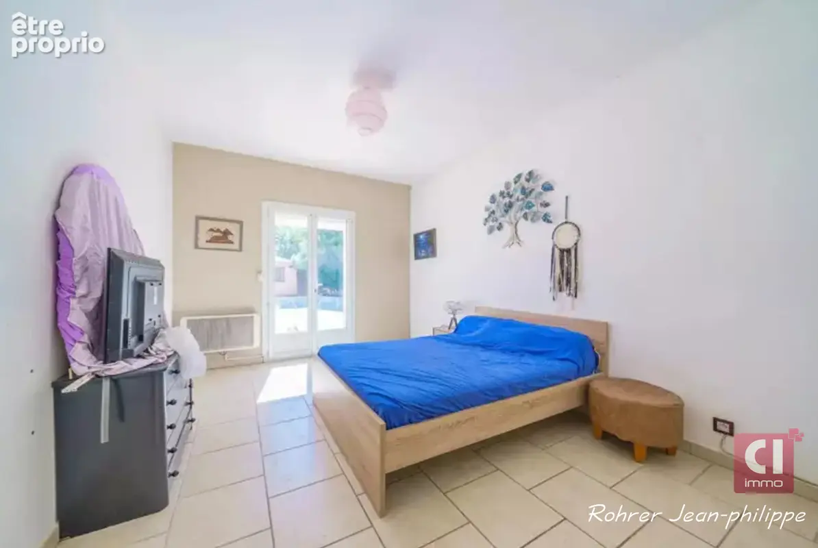 Maison de plain-pied de 213 m² sur 2 056 m² de terrain avec piscine, véranda et double garage Le Luc - photo 6