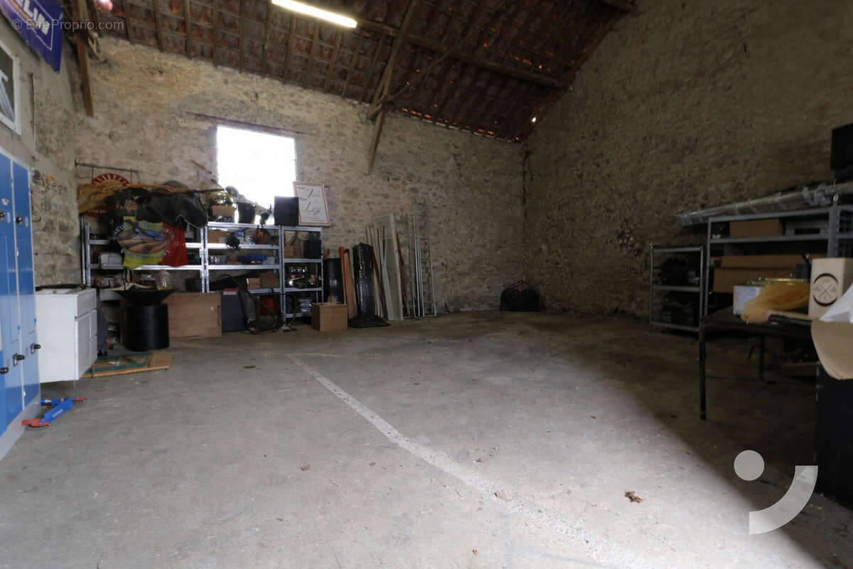 Commerce à CUCHERY
