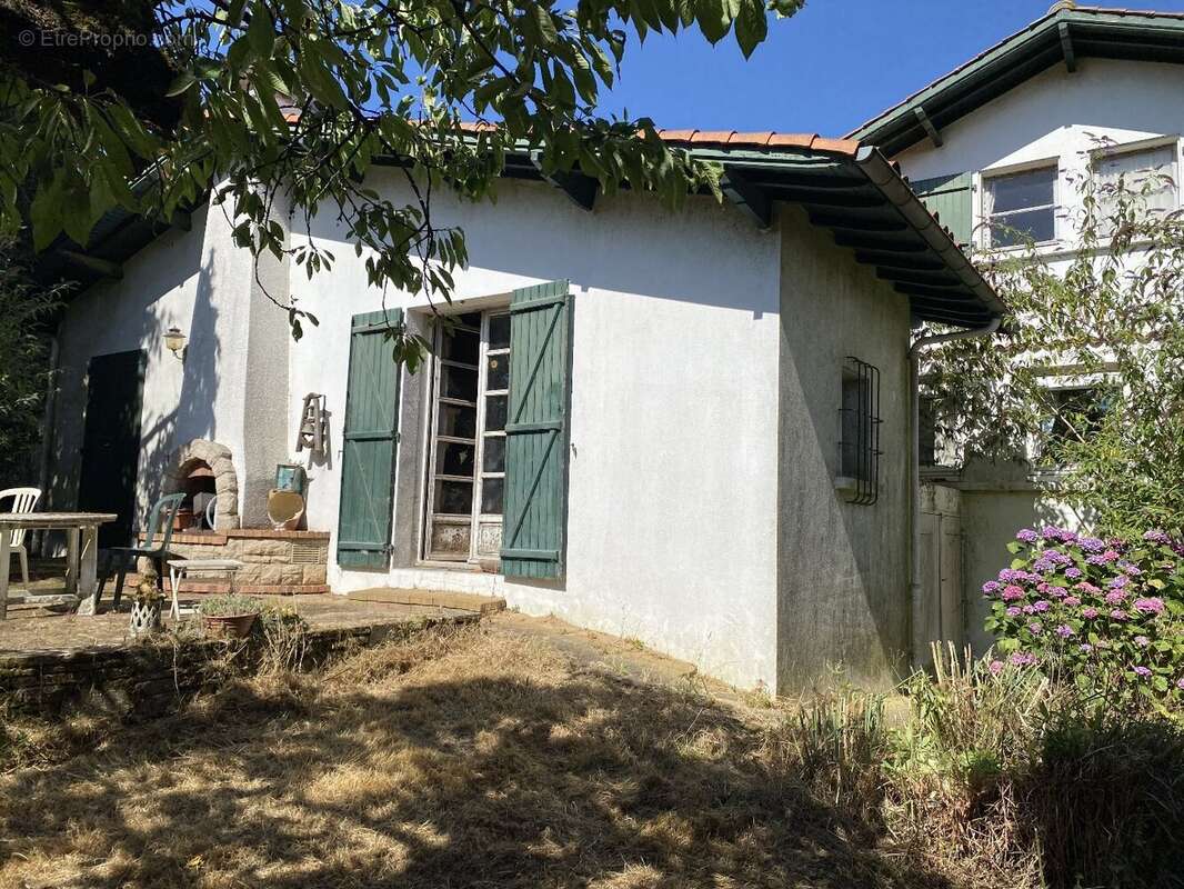 Maison 150 m² à Saint-Georges-Des-Gardes  - photo 6