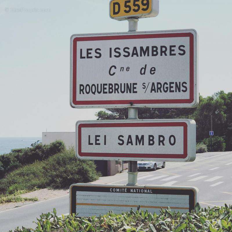 Terrain à ROQUEBRUNE-SUR-ARGENS