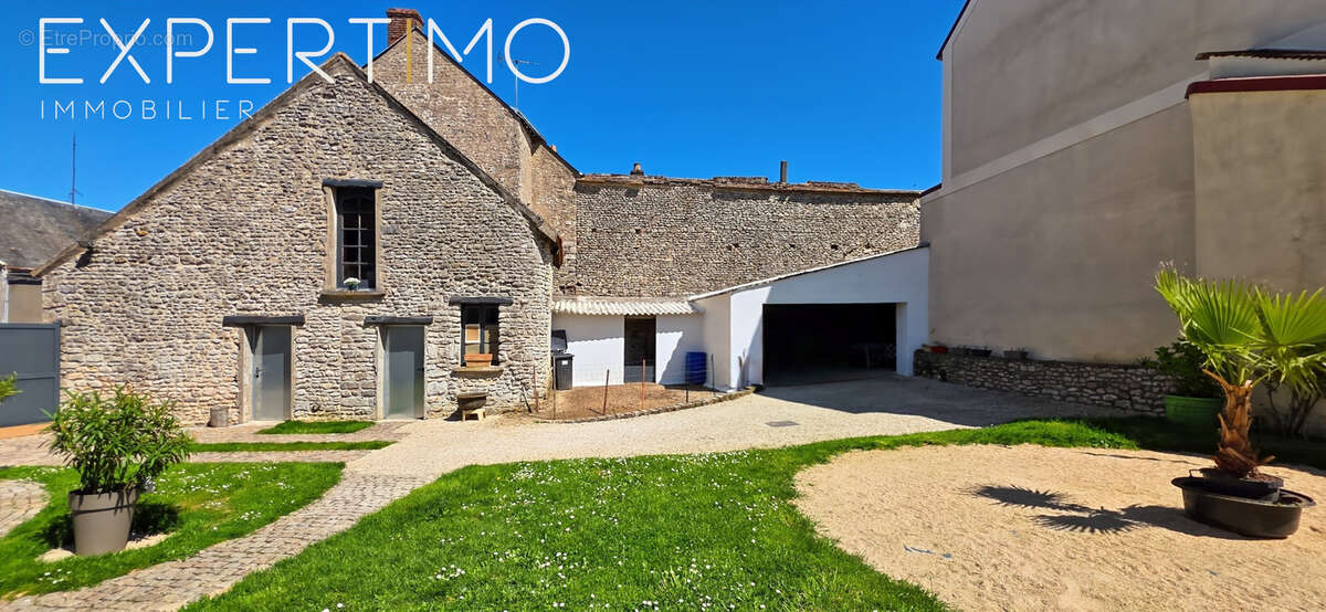 Maison de caractère en pierres   volumes généreux et prestations soignées - photo 24