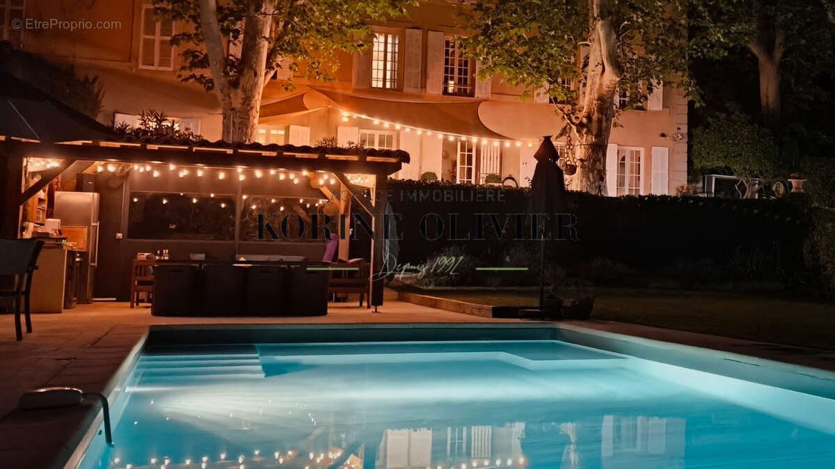 Aix-en-Provence : Maison de Maitre mitoyenne de 185 m2 avec piscine sur Parc d’environ 4200 m2. - photo 2