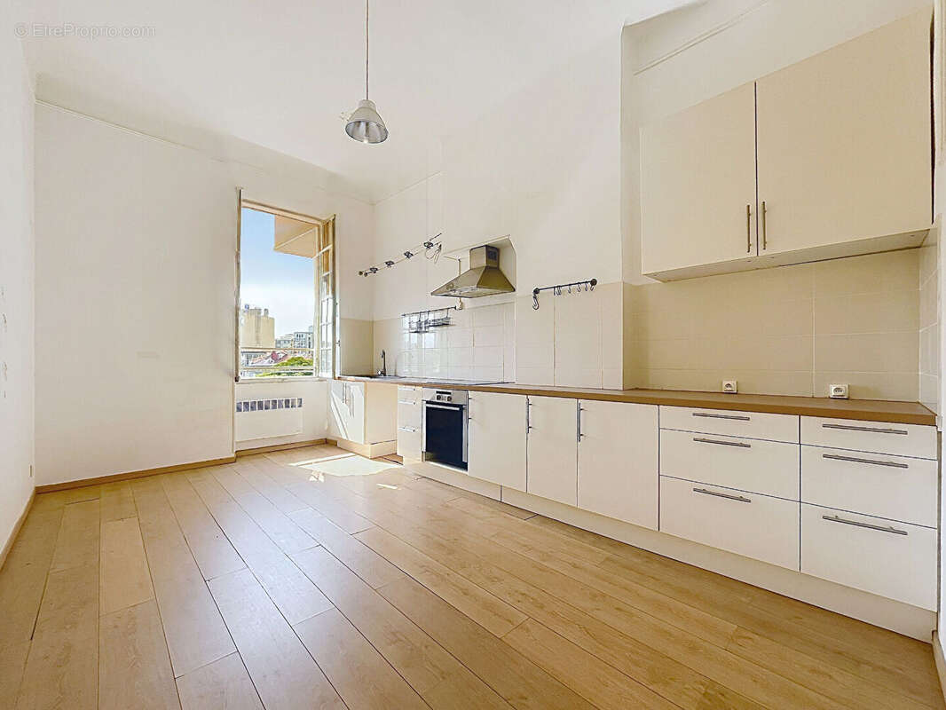 Marseille 4ème -5 Avenues Appartement Bourgeois traversant 111m2 - photo 4