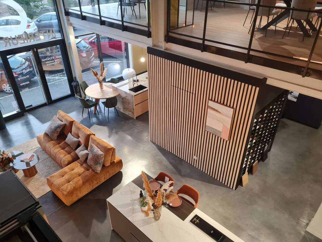 Commerce à SAINT-GENEST-LERPT