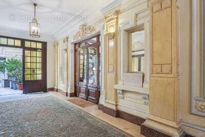 Commerce à PARIS-8E