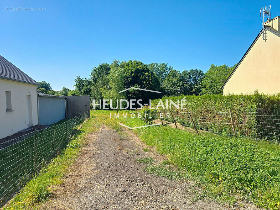 Terrain à LE VAL-SAINT-PERE