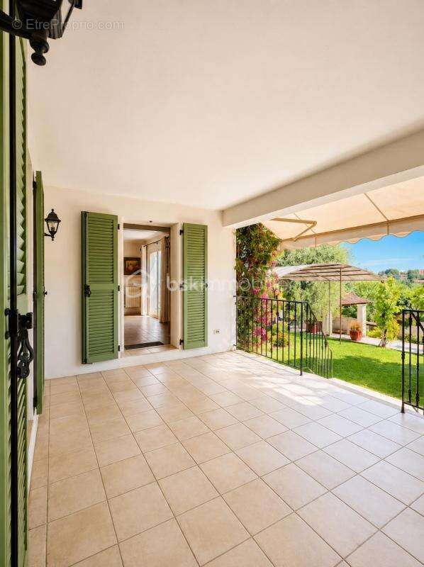 Vence – Élégante propriété de 210 m² avec piscine, jardin paysager et potentiel de 5 chambres - photo 10