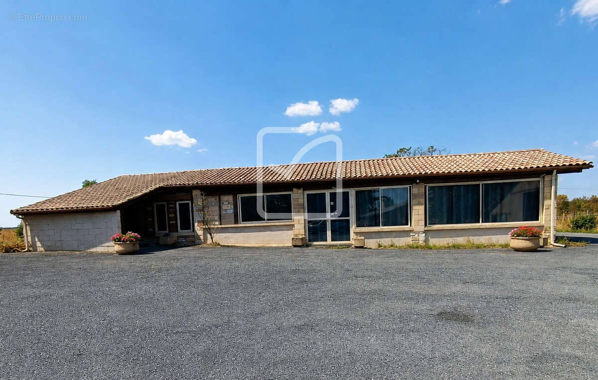 Rare   propriété équestre près de villeréal   20 ha   25 boxes   2 aires couvertes   2 habitations - photo 16