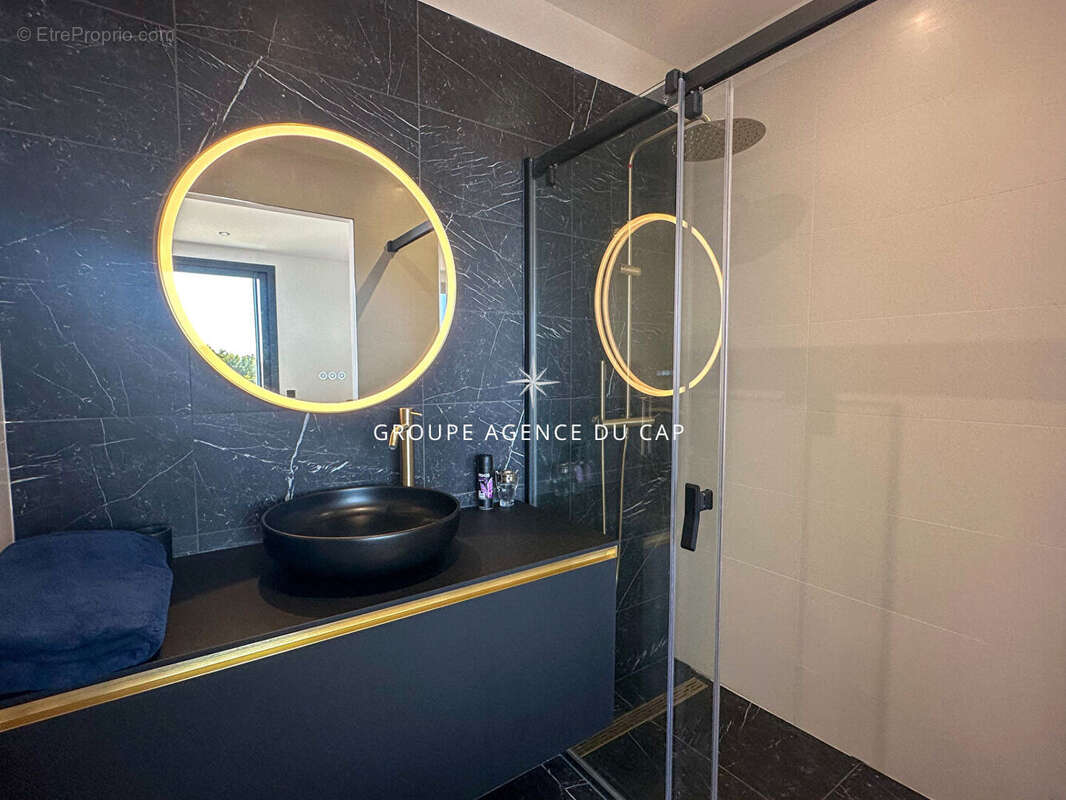 À vendre villa contemporaine de 350m² 8 pièces avec vue mer, à pied des plages et des commerces des issambres - photo 14