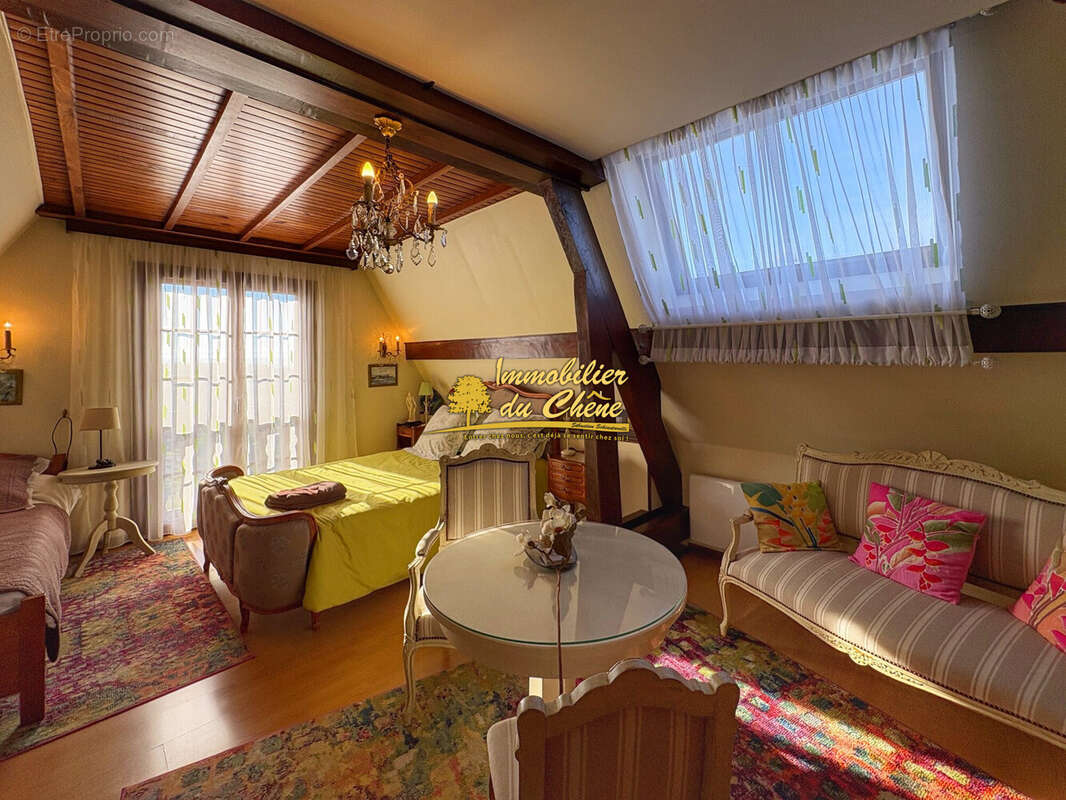 Maison à MONTREUX-CHATEAU