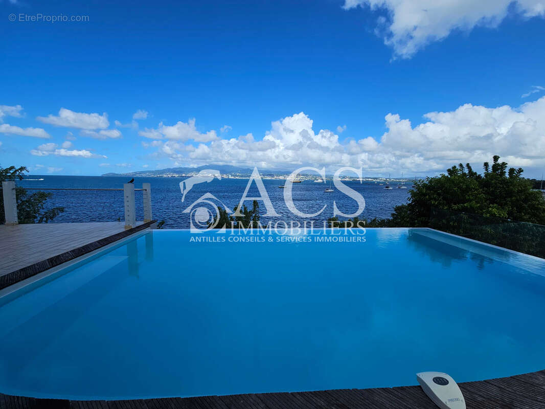 Magnifique propriété avec piscine en bord de mer - LES TROIS-ILETS - photo 5