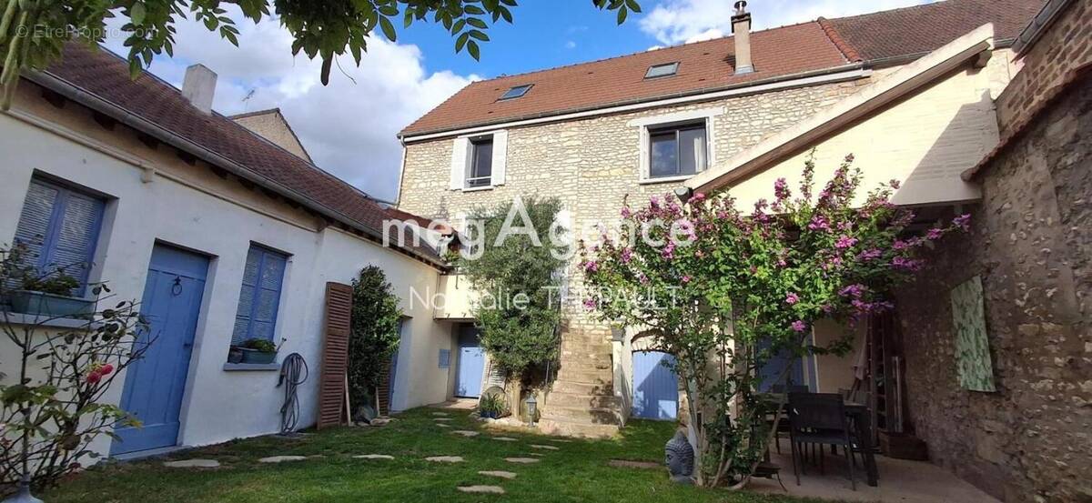 Maison à FOLLAINVILLE-DENNEMONT