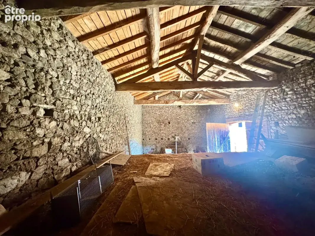Cordelle (42) corps de ferme en pierre avec vue exceptionnel - 6.8 ha de terrain libre - dependances - photo 13