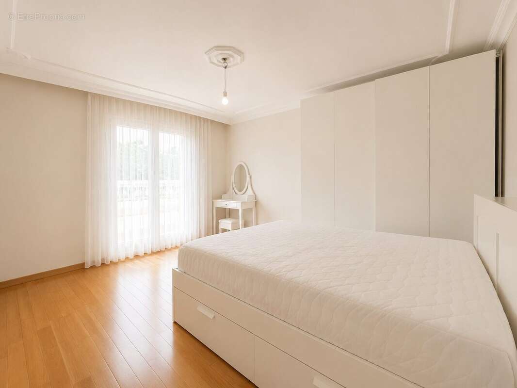 Chambre confortable avec belle luminosité naturelle, idéale pour une chambre d'enfant, d'adolescent ou un espace invités. - Maison à VAL-DE-REUIL
