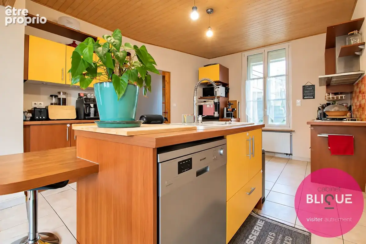 Une maison familiale avec cour au soleil et cave a vin : on signe ou ? - photo 16