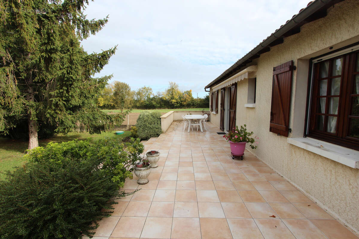 Maison à SAINT-MARTIN-DE-BERNEGOUE