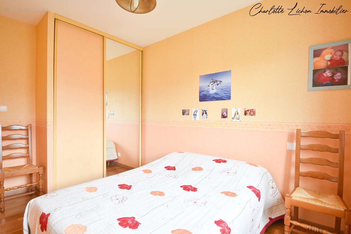 Maison à CREUZIER-LE-VIEUX