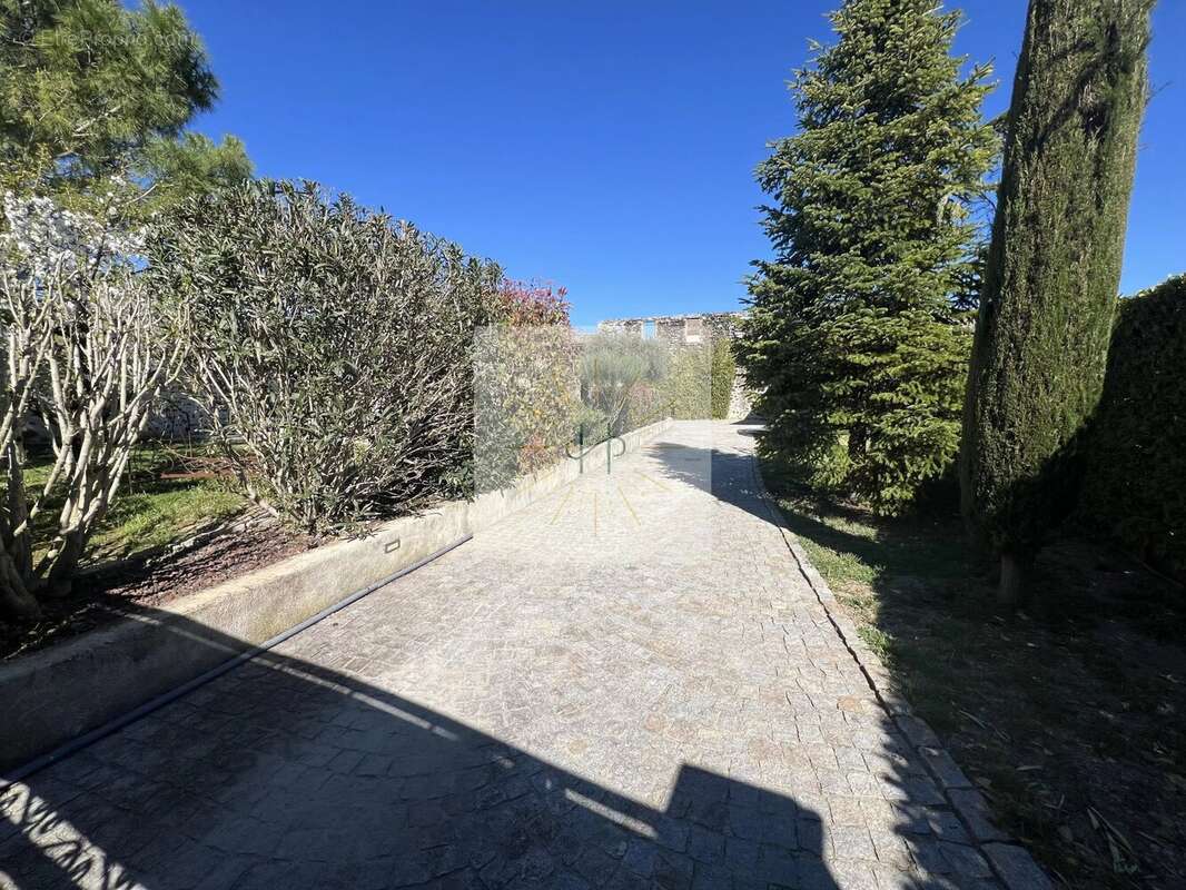 Maison à ALBA-LA-ROMAINE