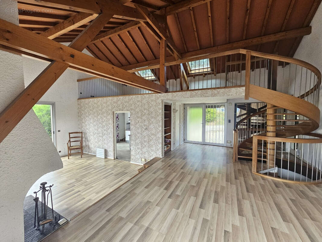 Maison à AVIGNON-LES-SAINT-CLAUDE