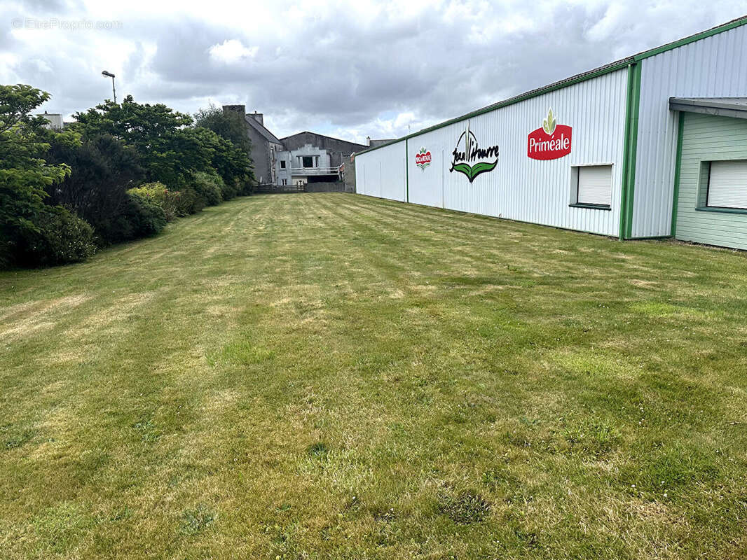 Commerce à PLOUGOULM