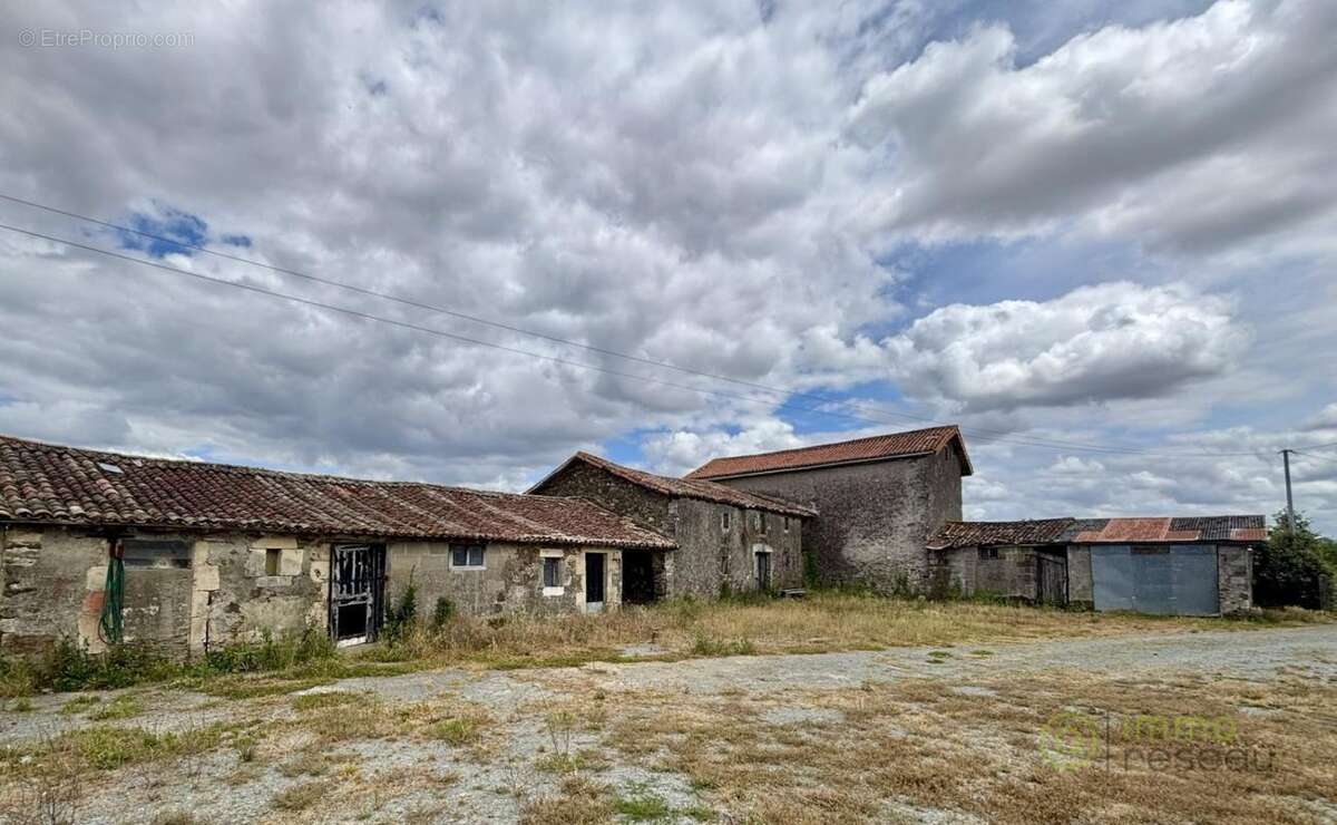 Maison 150 m² à Fenioux  - photo 3