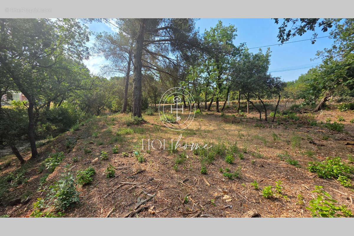 Terrain 1672 m² à Trets  - photo 4