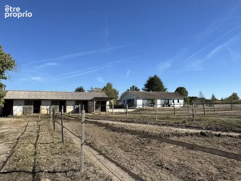 Maison de plain-pied avec 3.25 ha et écuries. - photo 10