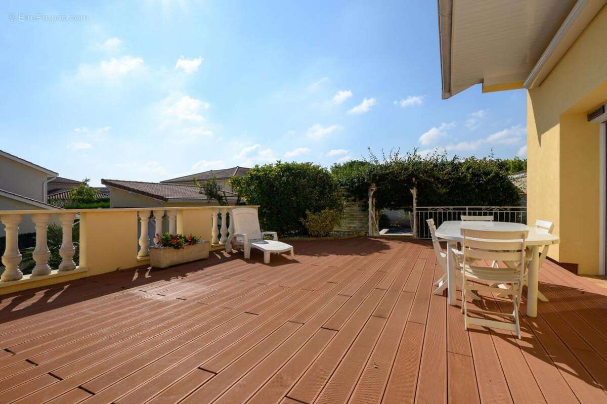 Maison à GREZIEU-LA-VARENNE