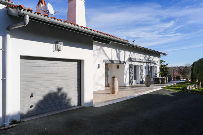 ASCAIN  Superbe maison familiale rénovée avec vue montagne - photo 5