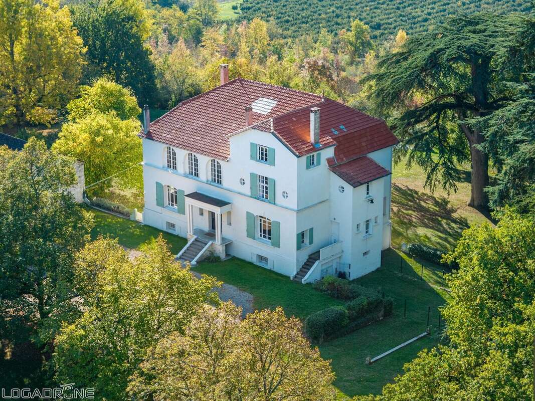 Entre Élégance et Nature : Domaine de Caractère avec Gîtes et Vue Dominante - photo 2