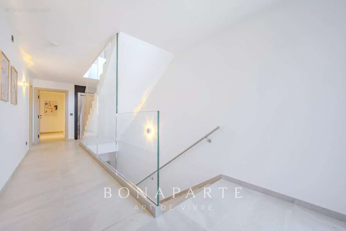 GASSIN - SAINT-TROPEZ Exclusivité : Magnifique villa-appartement en duplex avec très belle vue merUSIVITE : Magnifique "villa ap - photo 21